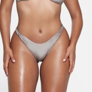 🩶SKIMS LIQUID SHINE SWIM TWISTED BIKINI BOTTOM SMOKE size M NWT